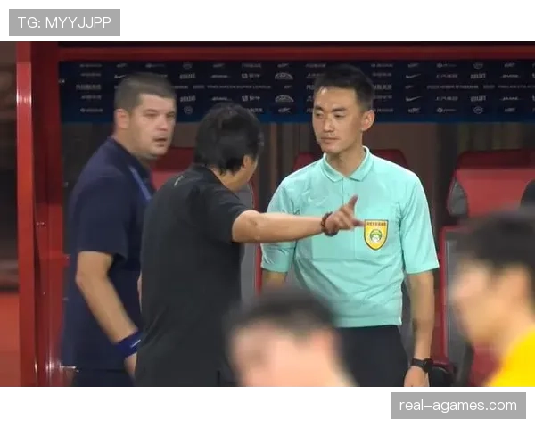 第四官员职责解析：换人、补时与替补区的裁判权限