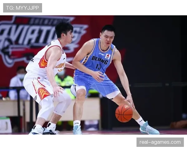 空中对抗判罚标准是什么？如何界定合理冲撞与犯规？